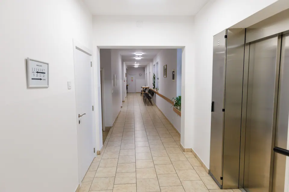 Folyosó lifttel és korláttal a Poliklinika Sentében