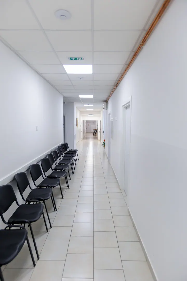 Folyosó ülőhelyekkel a rendelők előtt
