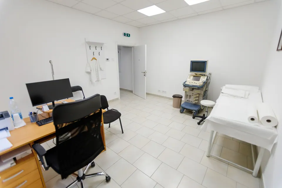 Rendelő ultrahangkészülékkel és vizsgálóággyal
