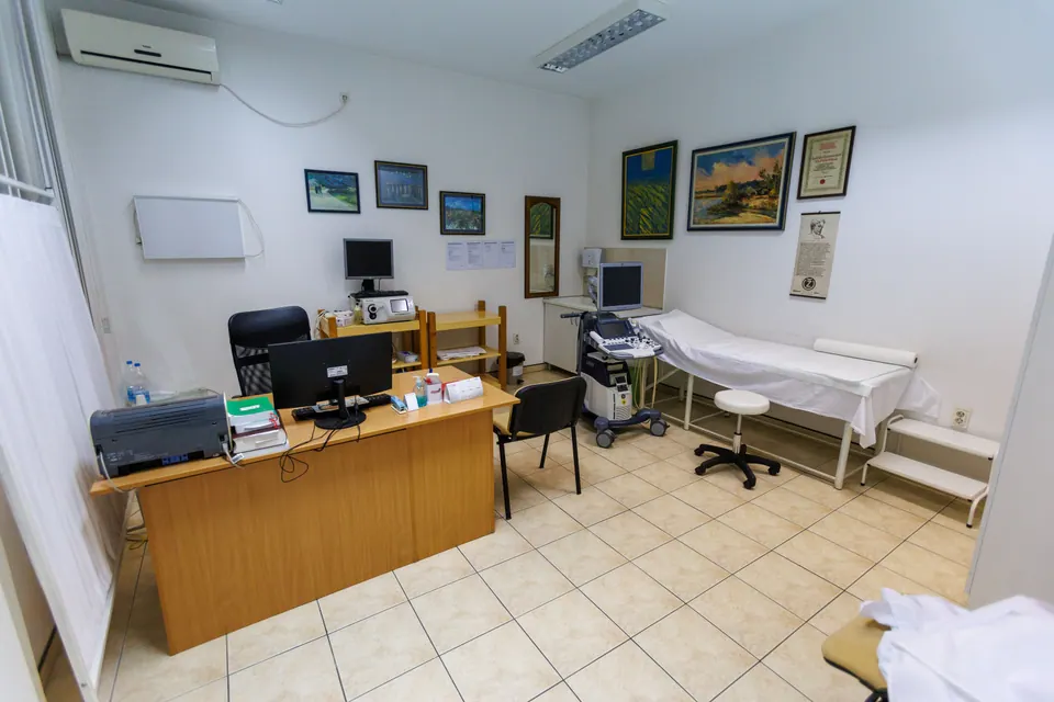 Rendelő ultrahanggal, vizsgálóággyal és íróasztallal