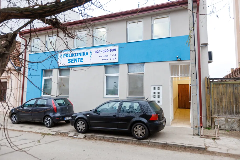 A Poliklinika Sente bejárata a Lajoša Joa utca felől, Szabadka