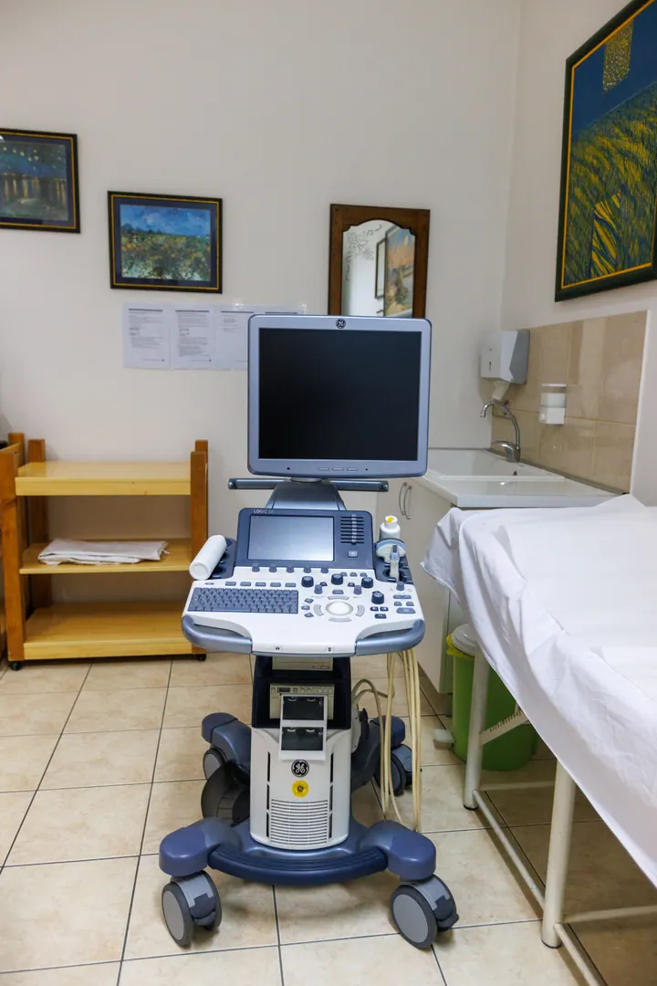 Ultrahangkészülék a vizsgálóágy mellett a rendelőben